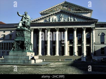 Max-Joseph-Platz mit der Bayerischen Staatsoper und der Statue von König Maximilian I. von Bayern, Deutschland, München, Bayern, Deutschland Stockfoto