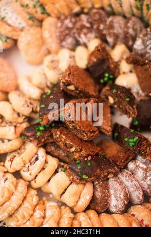 Vertikale Nahaufnahme von Gourmet-Keksen und Keksen Stockfoto