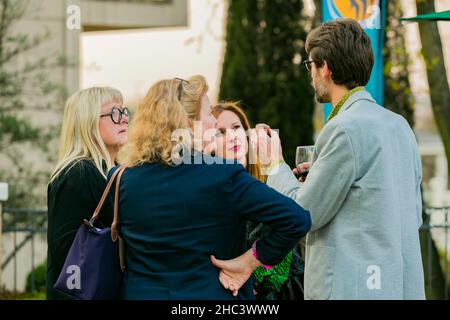 Eine wunderschöne Aufnahme von VIP-Gästen, die sich bei einem gesellschaftlichen Event im Freien treffen Stockfoto