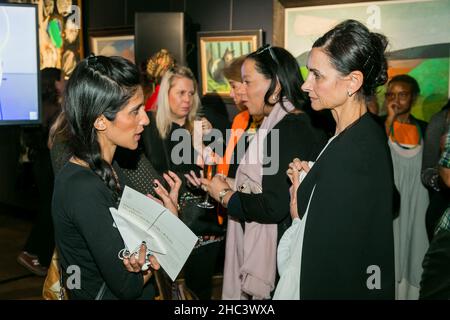 Wunderschöne Aufnahme von VIP-Gästen, die sich bei einem gesellschaftlichen Event in der Kunstgalerie treffen Stockfoto