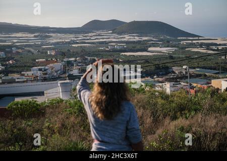 La Palma, Spanien. 22nd Dez 2021. Unmittelbar nach Beginn des Vulkanausbruchs am 19. September wurde das Haus der Deutschen Kathrin Gouffran auf La Palma durch die Lava zerstört. Bekannte verließen ihr eine Wohnung, in der sie während des Ausbruchs lebte. Jede Nacht kletterte sie auf die Dachterrasse und flehte den Vulkan an: 'Du bleib dort, wo du bist und ich bleibe hier.' (To dpa: Flucht aus dem Vulkan mit drei linken Schuhen und viel Mut zum Leben) Quelle: Andres Gutierrez/dpa/Alamy Live News Stockfoto