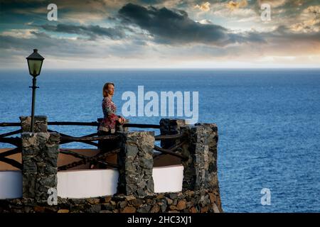 Eine Frau steht auf einer Aussichtsplattform über dem Meer auf La Gomera, Kanarische Inseln, Spanien, Europa Stockfoto