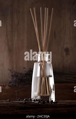 Duftstäbchen mit Lavendelaroma auf einem hölzernen Hintergrund Stockfoto