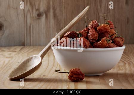 Mini-Paprika in einer Schüssel auf einem hölzernen Hintergrund Stockfoto