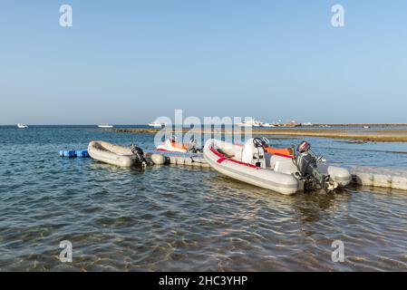 Hurghada, Ägypten - 01. Juni 2021: Gummiboot und Jet-Ski am Pier in Makadi Bay, einer von Ägypten schönen Roten Meer Riviera. Stockfoto