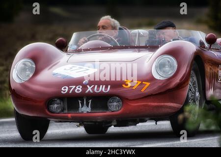 CAGLI , ITALIEN - OTT 24 - 2020 : MASERATI190 SL auf einem alten Rennwagen in Rallye Mille Miglia 2020 das berühmte historische Rennen italiens (1927-1957) Stockfoto