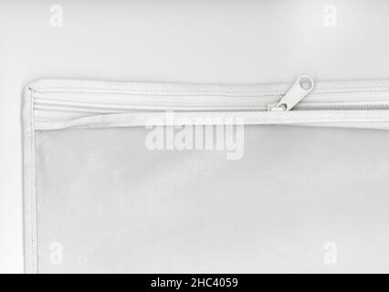 Transparente Nylon-Tasche aus Kunststoff mit weißem Reißverschluss Stockfoto