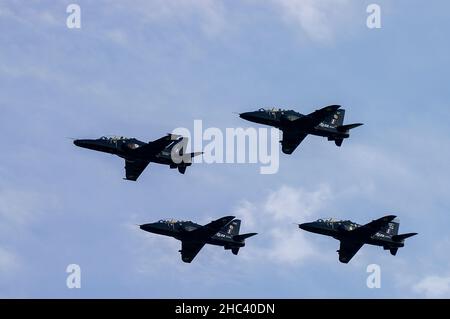 Neue BAE Systems Hawk T.2 führt drei alte Jet-Trainer-Flugzeuge BAE Hawk T.1 an, die sie im Royal Air Force-Dienst ersetzen wird. Spezieller Flipast Stockfoto