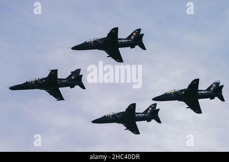 Neue BAE Systems Hawk T.2 führt drei alte Jet-Trainer-Flugzeuge BAE Hawk T.1 an, die sie im Royal Air Force-Dienst ersetzen wird. Spezieller Flipast Stockfoto