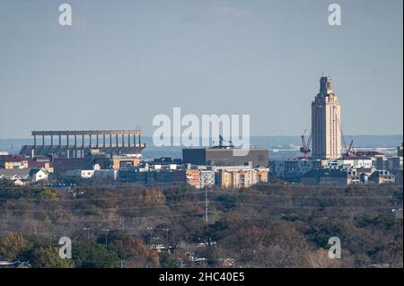 Austin, Texas, USA. 23. Dezember 2021. Hohe Temperaturen für Dezember. . Austin, Texas, könnte den Rekord für das heißeste Weihnachten brechen, das jemals für die Stadt aufgezeichnet wurde. Die warmen Temperaturen und der klare Himmel brachten die Menschen zum Mt. Bonnell, einer der besten Orte, um die Stadt und den Lake Austin zu sehen. Der University of Texas Tower. Kredit: Sidney Bruere/Alamy Live Nachrichten Stockfoto