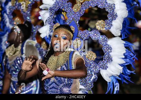 Frau, die bei der Junkanoo-Straßenparade zu Musik tanzt Stockfoto