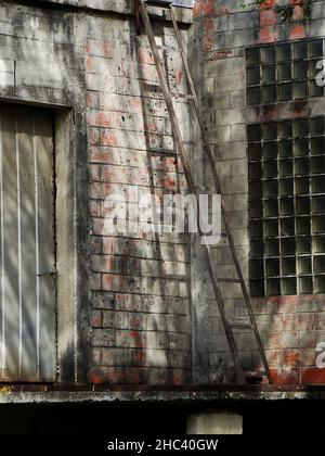 Vertikale Aufnahme der verwitterten Wände eines verlassenen Gebäudes. Stockfoto
