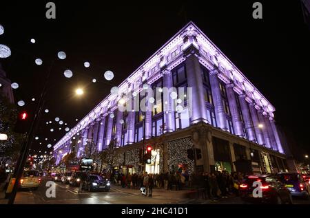 Aktenfoto vom 28/11/2014 von der Fassade des zu Weihnachten beleuchteten Selfridges in der Oxford Street im Zentrum von London. Die Familie Weston hat die 1908 von Harry Gordon Selfridge gegründete Luxuseinzelhandelsgruppe Selfridges an den Einzelhändler Signa Holding und die Immobiliengesellschaft Central Group verkauft. Ausgabedatum: Freitag, 24. Dezember 2021. Stockfoto