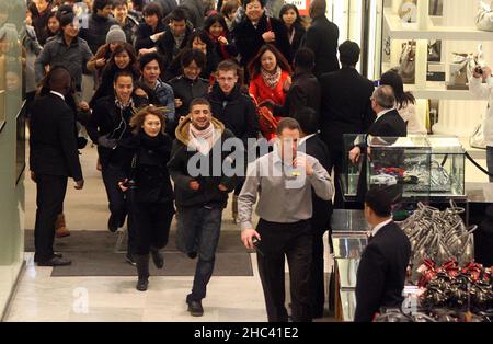 Foto vom 26/12/2009 von Käufern, die beim Verkaufsbeginn am zweiten Weihnachtsfeiertag durch die Türen von Selfridges in der Oxford Street, London, rasten. Die Familie Weston hat die 1908 von Harry Gordon Selfridge gegründete Luxuseinzelhandelsgruppe Selfridges an den Einzelhändler Signa Holding und die Immobiliengesellschaft Central Group verkauft. Ausgabedatum: Freitag, 24. Dezember 2021. Stockfoto