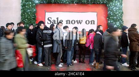 Foto vom 26/12/2009, auf dem die Käufer vor Selfridges in der Oxford Street, London, Schlange stehen und auf den Beginn der Verkäufe am zweiten Weihnachtsfeiertag warten. Die Familie Weston hat die 1908 von Harry Gordon Selfridge gegründete Luxuseinzelhandelsgruppe Selfridges an den Einzelhändler Signa Holding und die Immobiliengesellschaft Central Group verkauft. Ausgabedatum: Freitag, 24. Dezember 2021. Stockfoto