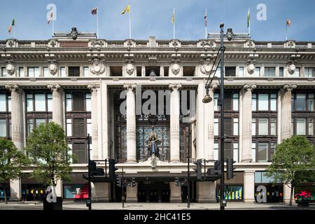 Aktenfoto vom 16/4/2020 des Kaufhauses Selfridges in der Oxford Street in London. Die Familie Weston hat die 1908 von Harry Gordon Selfridge gegründete Luxuseinzelhandelsgruppe Selfridges an den Einzelhändler Signa Holding und die Immobiliengesellschaft Central Group verkauft. Ausgabedatum: Freitag, 24. Dezember 2021. Stockfoto