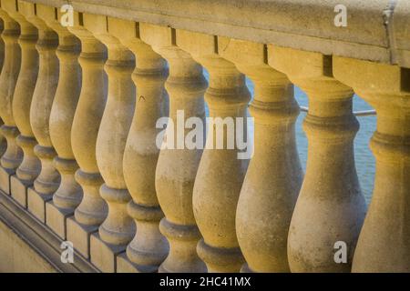 Nahaufnahme einer alten antiken Balustrade eines Balkons Stockfoto