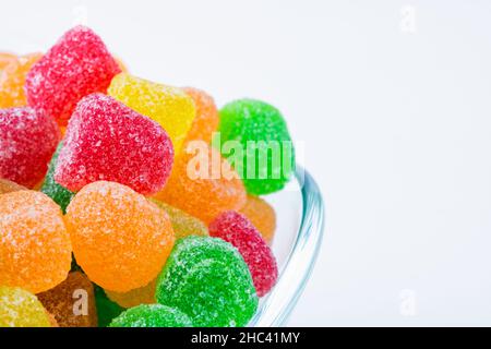 Süßigkeiten mit Zuckergelee. Zuckergelee Bonbons auf der Schüssel im Fokus. Nahaufnahme Süßigkeiten auf der Schüssel. Lecker Snacks Hintergrundbild mit Kopierplatz. Stockfoto