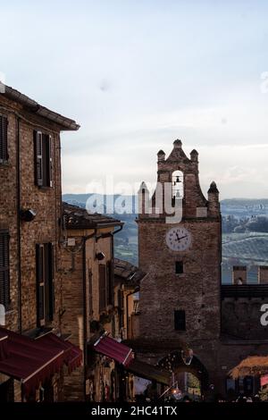 Landschaft die Burg Gradara, eine mittelalterliche Festung in der Stadt Gradara, Marken, in Italien Stockfoto