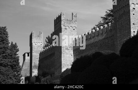 Landschaft die Burg Gradara, eine mittelalterliche Festung in der Stadt Gradara, Marken, in Italien Stockfoto