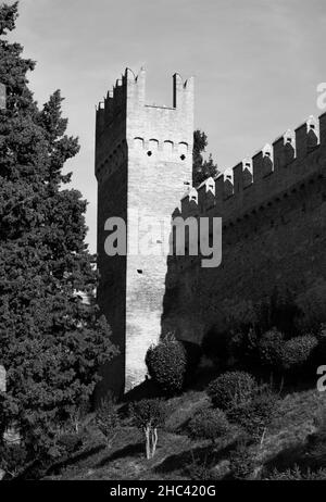 Landschaft die Burg Gradara, eine mittelalterliche Festung in der Stadt Gradara, Marken, in Italien Stockfoto