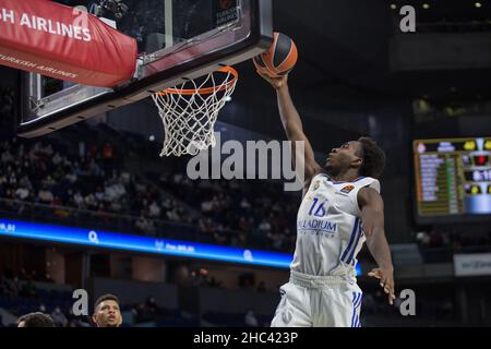 Madrid, Spanien. 23rd Dez 2021. Sediq Garuba beim Real Madrid-Sieg über CSKA Moskau (71 - 65) in der regulären Saison der Turkish Airlines Euroleague (Runde 17), die im Wizink Center in Madrid (Spanien) gefeiert wurde. Dezember 23rd 2021. (Foto von Juan Carlos García Mate/Pacific Press) Quelle: Pacific Press Media Production Corp./Alamy Live News Stockfoto