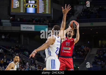 Madrid, Spanien. 23rd Dez 2021. Alexey Shved (R) beim Real Madrid-Sieg über CSKA Moskau (71 - 65) in der regulären Saison der Turkish Airlines Euroleague (Runde 17), die im Wizink Center in Madrid (Spanien) gefeiert wurde. Dezember 23rd 2021. (Foto von Juan Carlos García Mate/Pacific Press) Quelle: Pacific Press Media Production Corp./Alamy Live News Stockfoto