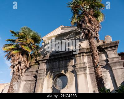 Chiesa San Rocco Kirche in Grado, Italien Fassade mit Palmen Stockfoto