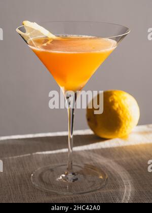 Beiwagen oder Between the Sheets Citrus Cocktail mit Zitrone und Twist in einem Glas Stockfoto