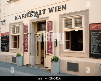 Wien, Österreich - September 25 2021: Kaffee Alt Wien Kaffeehaus oder traditionelles Wiener Café Außenansicht Stockfoto