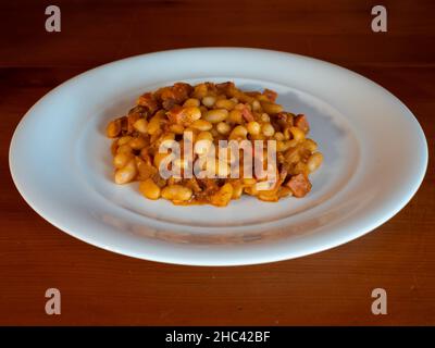 Bean Gulasch oder Wiener Bohnengulasch, ein Wiener Eintopf aus Wien, Österreich auf einem weißen Teller Stockfoto