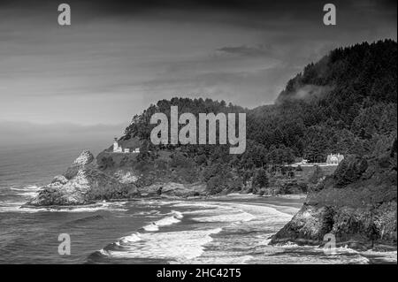 Graustufenaufnahme des Heceta Head Lighthouse an der Küste von Oregon Stockfoto