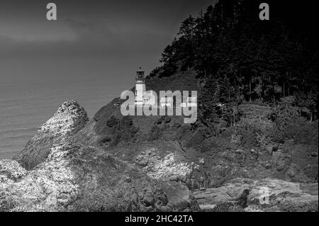 Graustufenaufnahme des Heceta Head Lighthouse an der Küste von Oregon Stockfoto