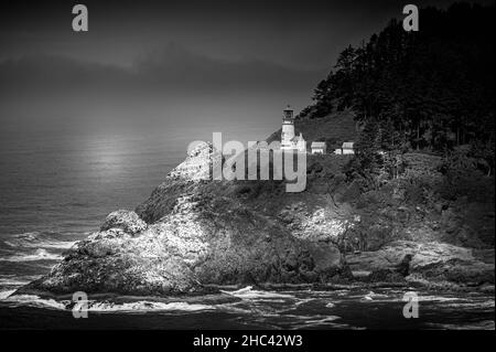 Graustufenaufnahme des Heceta Head Lighthouse an der Küste von Oregon Stockfoto