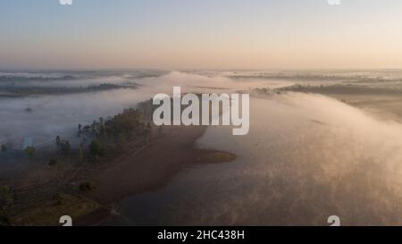 Der Nebel der Seenlandschaft aus der Vogelperspektive im morgendlichen Winter: Sakon Nakhon, Thailand. Stockfoto