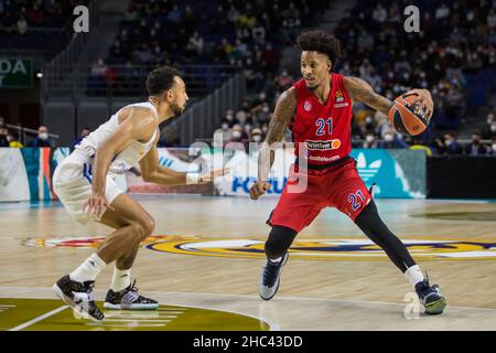 Madrid, Madrid, Spanien. 23rd Dez 2021. Nigel Williams-Goss (weiß) und will Clyburn (R) während des Real Madrid-Sieges gegen CSKA Moskau (71 - 65) in der regulären Saison der Turkish Airlines Euroleague (Runde 17), die im Wizink Center in Madrid (Spanien) gefeiert wurde. Dezember 23rd 2021. (Bild: © Juan Carlos GarcÃ-A Mate/Pacific Press via ZUMA Press Wire) Stockfoto