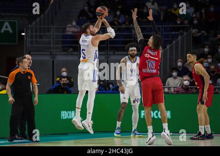 Madrid, Madrid, Spanien. 23rd Dez 2021. Rudy FernÃndez (C) beim Real Madrid-Sieg über CSKA Moskau (71 - 65) in der regulären Saison der Turkish Airlines Euroleague (Runde 17), der im Wizink Center in Madrid (Spanien) gefeiert wurde. Dezember 23rd 2021. (Bild: © Juan Carlos GarcÃ-A Mate/Pacific Press via ZUMA Press Wire) Stockfoto