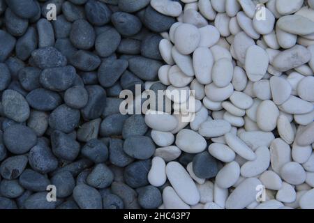 Weiße und graue Kieselsteine in einem Rahmen.Ideal für Hintergründe und Tapeten Stockfoto