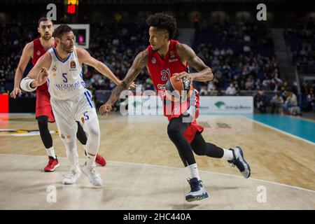 Madrid, Madrid, Spanien. 23rd Dez 2021. Rudy FernÃndez (L) und will Clyburn (R) beim Real Madrid-Sieg über CSKA Moskau (71 - 65) in der regulären Saison der Turkish Airlines Euroleague (Runde 17), die im Wizink Center in Madrid (Spanien) gefeiert wurde. Dezember 23rd 2021. (Bild: © Juan Carlos GarcÃ-A Mate/Pacific Press via ZUMA Press Wire) Stockfoto