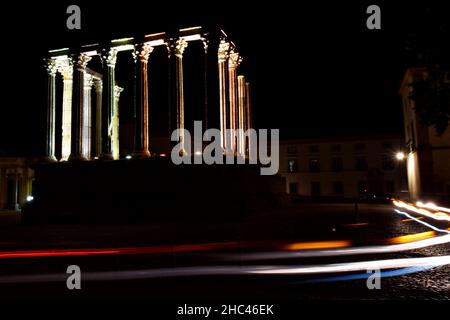 Panoramablick auf den römischen Tempel von Evora in Evora, Portugal in der Nacht Stockfoto