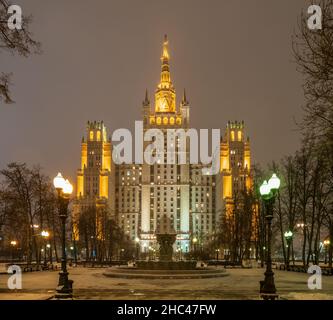 Blick in der Winternacht auf das stalinistische Hochhaus am Kudrinskaya-Platz mit Beleuchtung. Es ist eines von sieben stalinistischen Wolkenkratzern Stockfoto