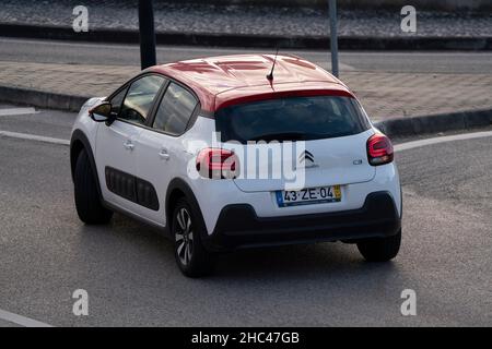 Zweifarbiger weißer Citroën C3 kleiner Heckwagen mit rotem Dach Stockfoto