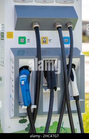 Stecker CHAdeMO, CCS und Typ 2 an einer Schnellladestation für Elektrofahrzeuge Stockfoto