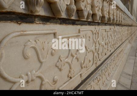 Wunderschöne Mabelschnitzereien in den Wänden des Taj Mahal Stockfoto