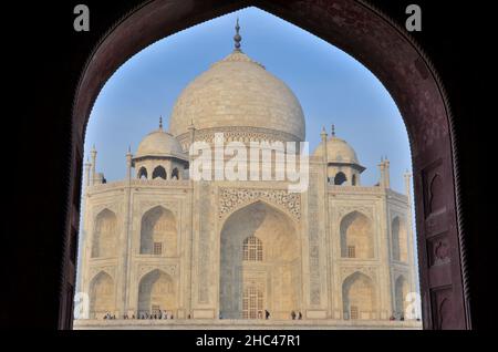 Blick durch einen Bogen zum Taj Mahal Stockfoto