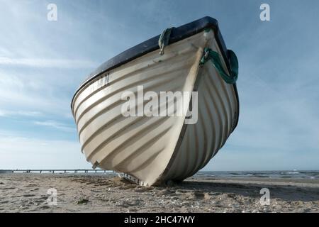 Nahaufnahme des weißen Bootes am Ufer. Ostsee, Deutschland. Stockfoto