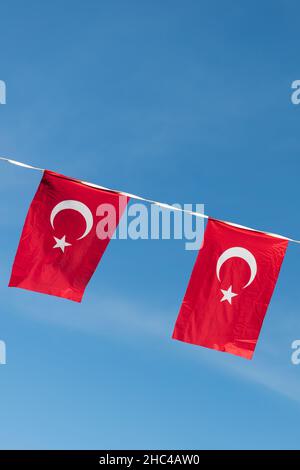 Türkische Flaggen, türkische Flaggen, blauer Himmel Stockfoto