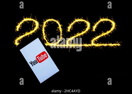 In dieser Abbildung ist ein Youtube-Logo auf einem Smartphone zu sehen. Stockfoto