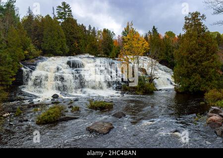 Landschaft der Bond-Fälle in einem Wald im Herbst in Michigan, USA Stockfoto