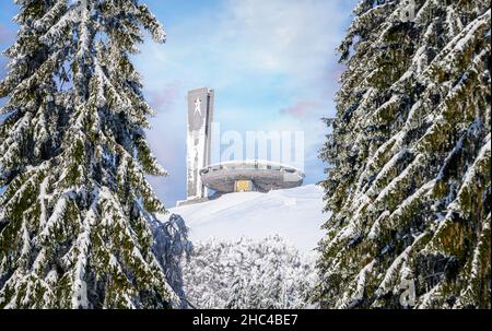 Buzludzha, Bulgarien - auf dem Gipfel von Buzludzha befindet sich das Gedenkhaus der Kommunistischen Partei Bulgariens. Verlassene kommunistische Gebäude im Winter mit Schnee Stockfoto